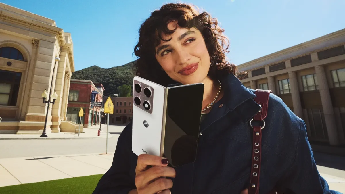 Motorola’dan Yeni Hamle: Katlanabilir Telefon Pazarında Farklı Bir Çığır Açılıyor: Razr Flip 🚀