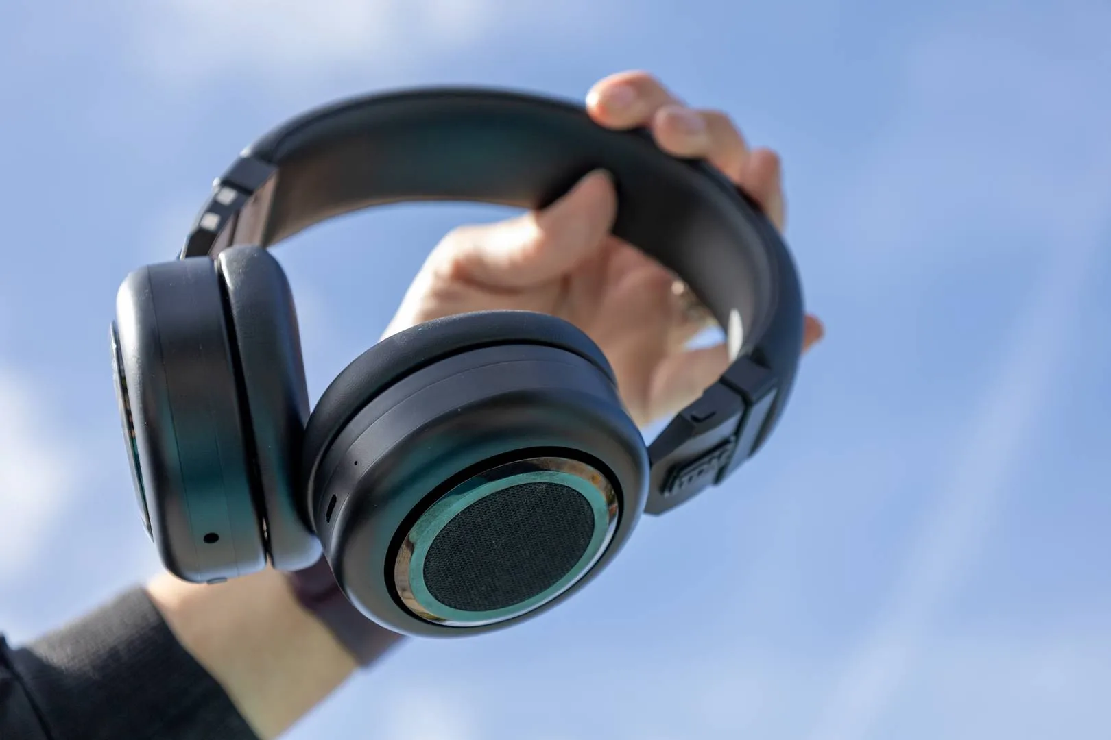 CES 2026’ya Damgasını Vuran Kulaklık: Hem Hoparlör Hem Kulaklık! 🎶